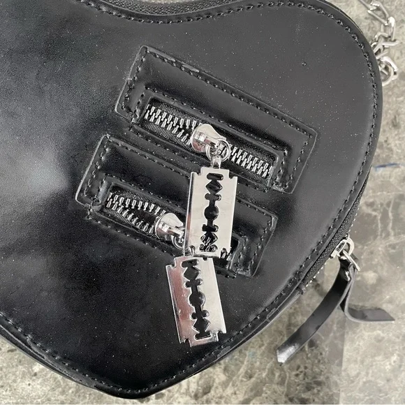 (Fake) Razor Blade Leather Chain Heart Bag - Picture 8 of 16